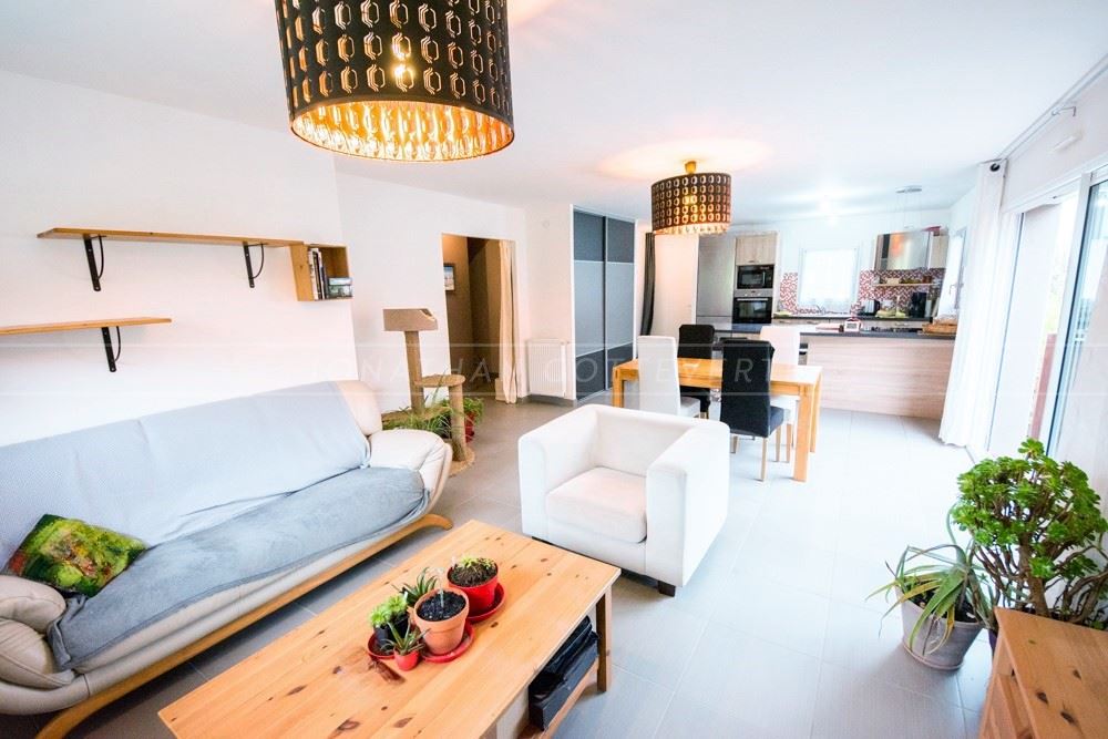 MAISON CONTEMPORAINE - 3 CHAMBRES - VIE DE PLAIN PIED - 115 M2 - TERRAIN 600M2- PROCHE DU BOURG - EXCELLENT DPE : A - COUP DE COEUR photo 5